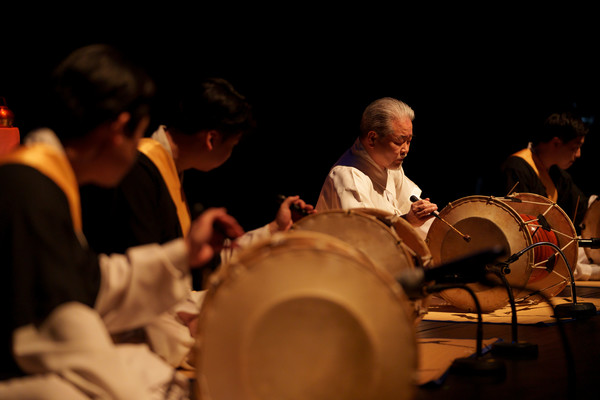 ▲ '김덕수' 명인과 '사물놀이 이서' 연주모습 / 제공:(주)예술숲