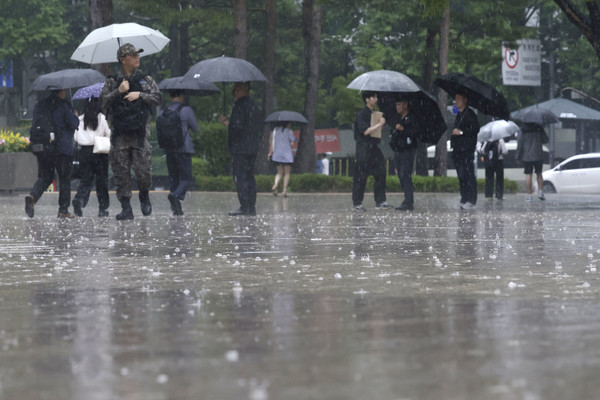 16일 서울 중구 서울시청 앞에 강한 비가 쏟아지고 있다. 기상청은 전국 대부분 지역에 비나 소나기가 내리면서 돌풍과 천둥·번개를 동반한 궂은 날씨를 예보됐다. 2025.05.16.