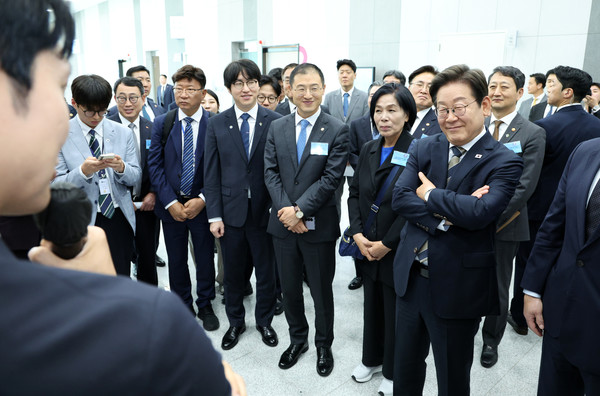 이재명 대통령이 20일 울산전시컨벤션센터에서 열린 AI글로벌 협력 기업 간담회에서 AI제품 및 서비스 시연을 참관하고 있다. 2025.06.20.