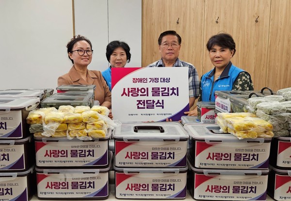 [사진설명] 해운대자생한방병원임직원과자생봉사단이 ‘사랑의물김치전달식’ 기념사진을촬영하고있다.