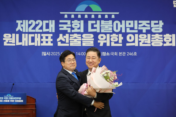 민주당 차기 원내대표로 선출된 김병기 후보가 13일 서울 여의도 국회에서 열린 제2기 원내대표 선출 의원총회에서 당선 된 뒤 박찬대 원내대표와 포옹하고 있다. 2025.06.13.
