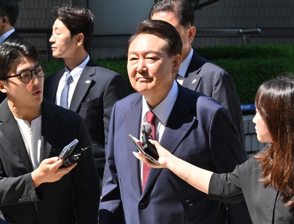 윤석열 전 대통령이 23일 서울 서초구 서울중앙지방법원에서 열린 내란 우두머리 혐의·직권남용 권리행사 방해 혐의 사건 8차 공판에 출석하고 있다. 2025.06.23.