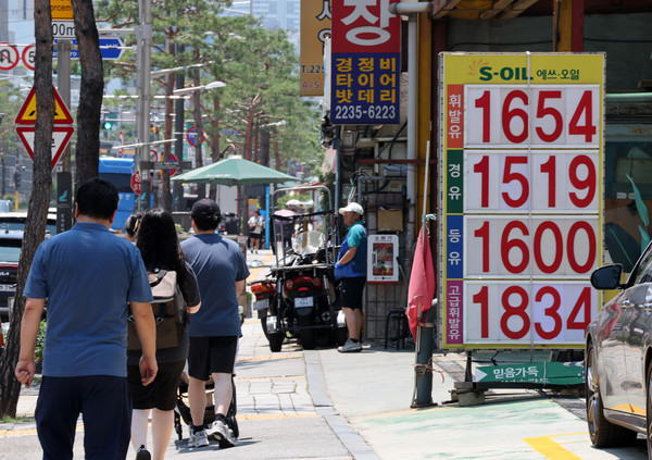 미국의 이란 핵 시설 공습 소식이 전해진 22일 오후 서울 중구의 한 주유소 앞을 시민들이 지나가고 있다. 이날 1652.55원(오피넷 기준)을 기록한 전국 평균 휘발유 가격은 미국의 이번 이란 공습 영향을 받을 국제유가에 따라 상승할 것이 염려되고 있다. 2025.06.22