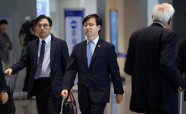 대미 통상 관련 협상 총괄을 맡고 있는 여한구 산업통상자원부 통상교섭본부장이 22일 인천국제공항을 통해 미국으로 출국하고 있다. 이재명 정부와 트럼프 행정부의 첫 번째 고위급 통상 접촉이 되는 이번 방미에서 여한구 통상교섭본부장이 이끄는 범정부 대표단은 제이미슨 그리어 미국 무역대표부 대표와 면담을 갖고 3차 기술협의를 진행할 예정이다. 2025.06.22.