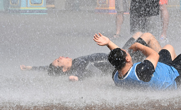 전국이 30도 안팎의 무더운 날씨를 보인 19일 경기 용인시 에버랜드 카니발 광장에서 초대형 워터쇼 '슈팅 워터펀' 리허설 공연이 진행되고 있다. 2025.06.19