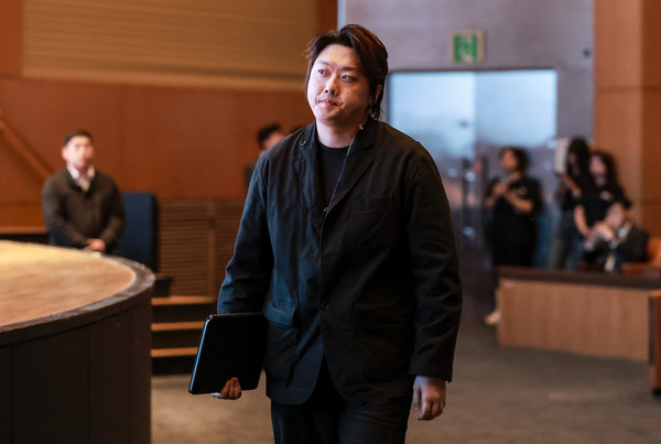 박단 대한전공의협의회 비상대책위원장이 17일 서울 강남구 코엑스에서 열린 2025 젊은의사포럼에서 개회사를 위해 이동하고 있다. 2025.05.17.