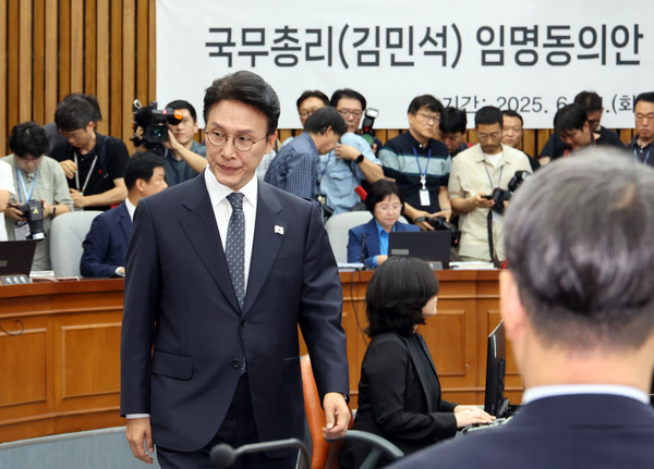 김민석 국무총리 후보자가 24일 서울 여의도 국회에서 열린 인사청문회에서 이종배 위원장에게 선서문을 전달한 뒤 자리로 돌아가고 있다. 2025.06.24.