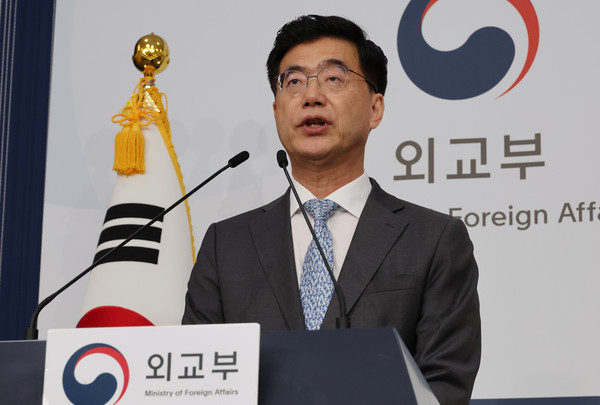 이재웅 외교부 대변인이 24일 서울 종로구 정부서울청사 별관에서 현안 관련 정례브리핑을 하고 있다. 이재웅 대변은은 "중동지역의 긴장이 아직 완전히 해소되지 않은 가운데, 우리 정부는 현재까지 이란 내 우리 국민과 가족 56명이 투르크메니스탄으로, 이스라엘 내 우리 국민과 가족 26명이 요르단으로 안전하게 대피하도록 지원했다"고 밝혔다. 2025.06.24.