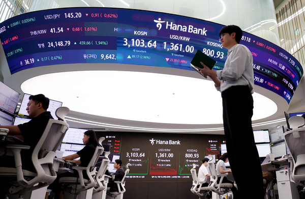 코스피 3년 9개월 만에 3,100선 회복한 24일 서울 중구 하나은행 딜링룸에서 딜러들이 업무를 보고 있다. 코스피는 전 거래일(3014.47)보다 89.17포인트(2.96%) 오른 3103.64에, 코스닥 지수는 전 거래일(784.79)보다 16.14포인트(2.06%) 상승한 800.93에 거래를 종료했다. 2025.06.24.