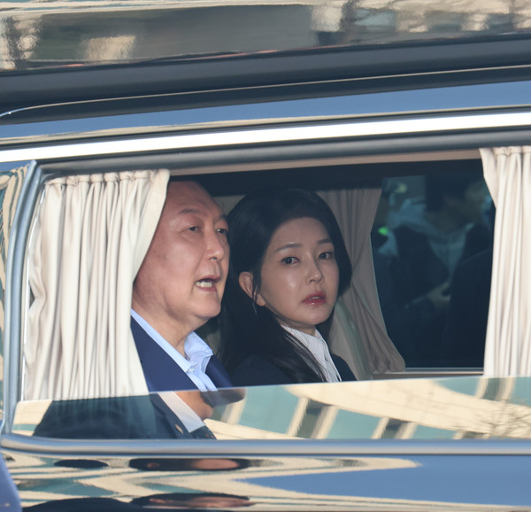 윤석열 전 대통령과 김건희 여사가 헌법재판소 파면 결정 후 일주일 만인 11일 오후 서울 용산구 한남동 대통령 관저를 떠나고 있다. (공동취재) 2025.04.11.