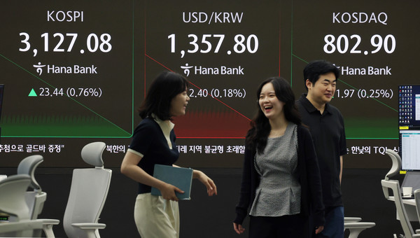 25일 서울 중구 하나은행 딜링룸에서 딜러들이 업무를 보고 있다. 코스피는 전 거래일(3103.64)보다 24.15포인트(0.78%) 상승한 3127.79에, 코스닥 지수는 전 거래일(800.93)보다 1.99포인트(0.25%) 오른 802.92에 거래를 시작했다. 2025.06.25.