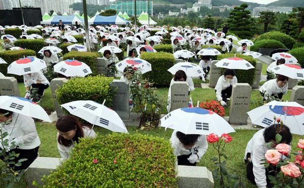 '제75주년 6·25전쟁 참전 유엔전몰용사 추모제'가 열린 25일 부산 남구 유엔기념공원에서 참석자들이 전몰장병묘역에 헌화하고 있다. 유엔기념공원에는 총 14개국 2332명의 유엔군 전몰장병이 잠들어 있다. 2025.06.25.
