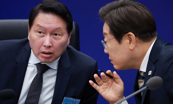 이재명 대통령이 20일 울산전시컨벤션센터에서 열린 AI글로벌 협력 기업 간담회에서 최태원 SK그룹 회장과 대화하고 있다. 2025.06.20