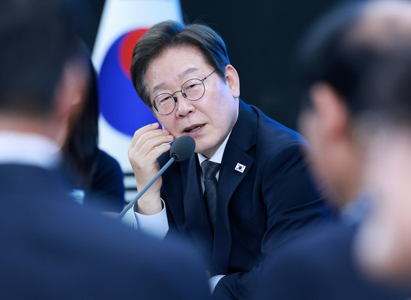 이재명 대통령이 25일 광주 국립아시아문화전당에서 열린 광주시민, 전남도민 타운홀미팅에서 참석자 질문에 답하고 있다. 2025.06.25.