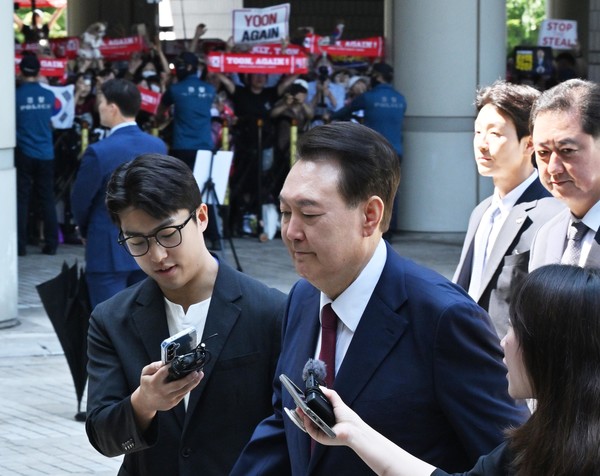 윤석열 전 대통령이 23일 서울 서초구 서울중앙지방법원에서 열린 내란 우두머리 혐의·직권남용 권리행사 방해 혐의 사건 8차 공판에 출석하고 있다. 2025.06.23 / 사진=[공동취재단]