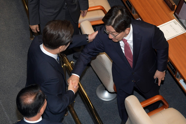 이재명 대통령이 26일 서울 여의도 국회에서 열린 본회의에서 2025년도 제2회 추가경정예산안 시정연설을 마친 뒤 권성동 국민의힘 전 원내대표와 인사하고 있다. 2025.06.25 / 사진=[국회사진기자단]