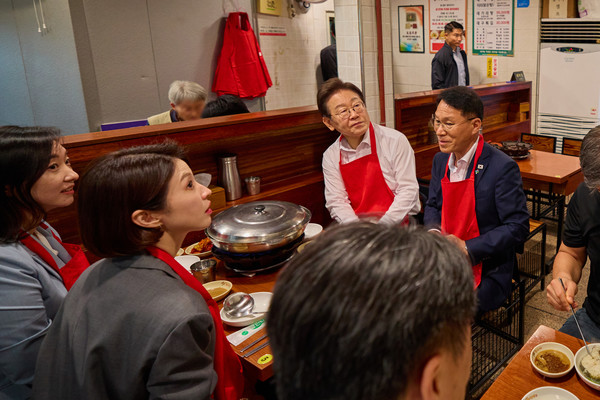 이재명 대통령이 26일 서울 용산 대통령실 앞의 골목 상권인 대구탕집을 찾아 점심식사를 하고 있다. (사진=대통령실 제공) 2025.06.26.
