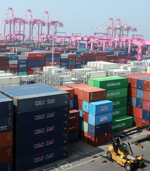 23일 관세청에 따르면 이달 1일부터 20일까지 수출 387억 달러, 수입 361억 달러로 전년 동기 대비 수출 8.3%(29억7000만 달러), 수입 5.3%(18억10000만억 달러)가 각각 증가했다. 무역수지는 26억 달러 흑자를, 연간 누계는 213억 달러 흑자를 기록 중이다. 이 날 인천 연수구 인천신항 컨테이너 터미널에 컨테이너가 쌓여 있다. 2025.06.23.