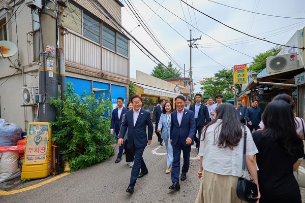 이재명 대통령이 지난 26일 서울 용산 대통령실 청사 인근에서 점심식사를 위해 골목을 지나고 있다. (사진=이재명 대통령 SNS) 2025.06.27.