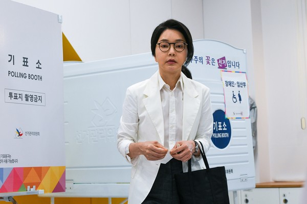 윤석열 전 대통령의 부인인 김건희 여사가 제21대 대통령선거일인 3일 오전 서울 서초구 원명초등학교에 마련된 서초4동 제3투표소에서 투표를 하고 있다. (공동취재) 2025.06.03.