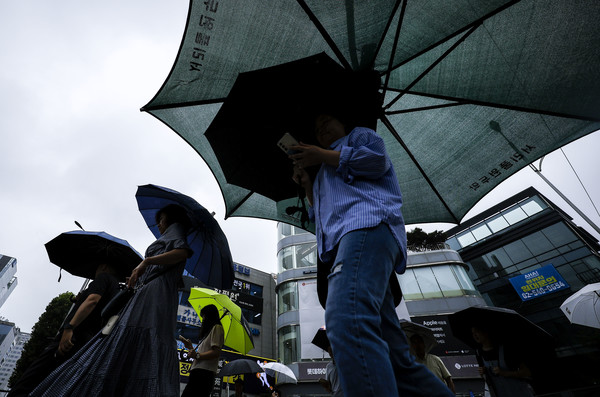 장마가 이어진 8일 서울 서초구 교대역 인근에서 우산을 쓴 시민들이 이동하고 있다. 2024.07.08.