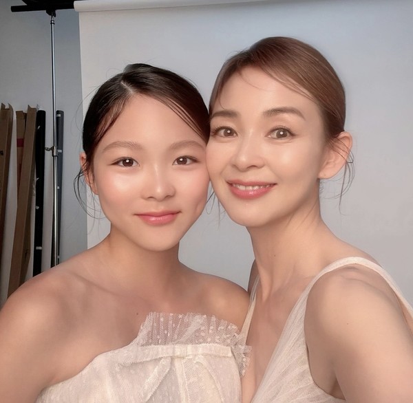 일본 모델 야노 시호가 딸 추사랑과 찍은 화보 현장을 공개했다. (사진=야노 시호 인스타그램 캡처) 2025.06.27.