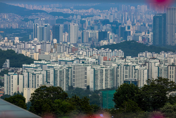 27일 서울 중구 남산에서 서울시내 아파트가 보이고 있다. 정부가 오는 28일부터 수도권·규제지역 내 주택담보대출(주담대) 최대한도를 6억원으로 제한한다. 생애 최초 주택구입 목적 주택담보대출 주택담보인정비율(LTV)도 현행 80%에서 70%로 강화한다. 정부는 긴급 가계부채 점검회의를 열고 가계대출 총량관리목표 50% 감축, 수도권·규제지역 추가 주택구입 목적 주담대 금지, 수도권·규제지역 주담대 한도 6억원 제한, 수도권·규제지역 생애최초 LTV 80%→70% 강화 및 6개월 내 전입의무 등 수도권에 집중된 가계부채 관리방안을 확정했다. 2025.06.27.