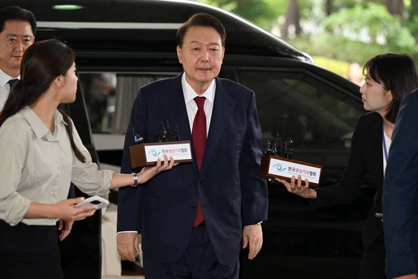 윤석열 전 대통령이 28일 오전 대면 조사를 받기 위해 서울 서초구 서울고검에 마련된 내란특검 사무실로 출석하고 있다. (공동취재) 2025.06.28.