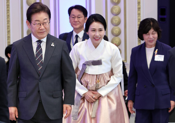 이재명 대통령과 부인 김혜경 여사가 27일 청와대 영빈관에서 열린 '호국보훈의 달, 대통령의 초대' 행사에 입장하고 있다. (대통령실통신사진기자단) 2025.06.27