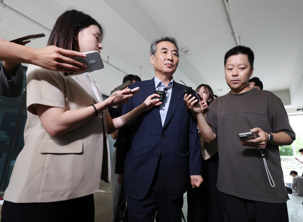 김건희 여사 의혹을 수사하는 민중기 특별검사가 27일 오전 서울 서초구의 사무실로 출근하며 취재진 질문을 받고 있다. 2025.06.27.