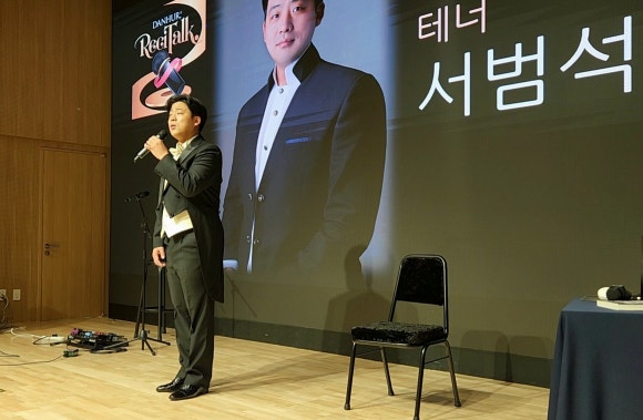 두 번째로 열린 리사이토크 무대에서 '잔향'을 부르고 있는 테너 서범석