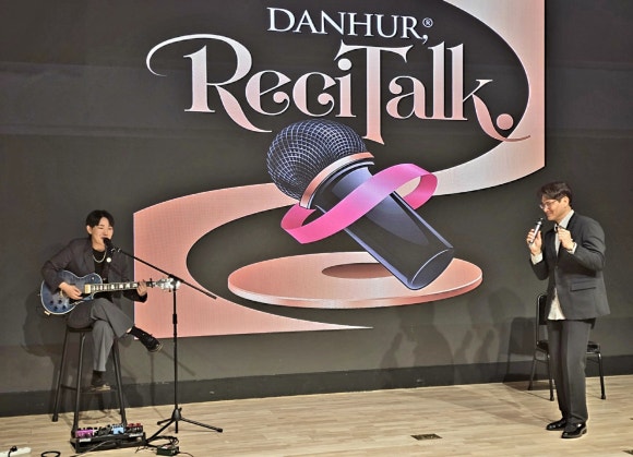 리사이토크 로고송을 부르고 있는 기타리스트 황유진(왼쪽)과 진행자인 미스터 댄허 허영훈