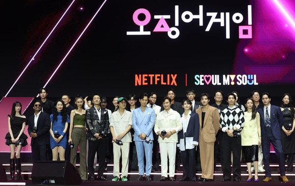 황동혁 감독, 배우 이정재, 이병헌을 비롯한 참석배우들이 28일 서울 중구 서울광장에서 열린 오징어게임3 팬 이벤트 행사에서 기념촬영을 하고 있다. 2025.06.28.