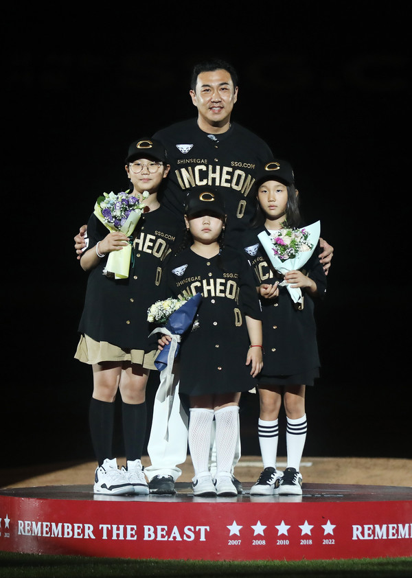 김강민이 28일 오후 인천 SSG랜더스필드에서 열린 한화 이글스와 SSG 랜더스의 경기 종료 후 진행된 은퇴식에서 자녀들과 기념촬영을 하고 있다. (사진=SSG 랜더스 제공) 2025.06.28.