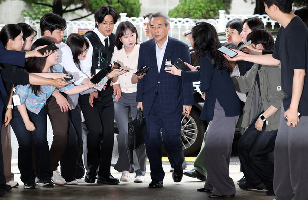 김건희 여사 의혹을 수사하는 민중기 특별검사가 26일 오전 서울 서초구의 사무실로 출근하고 있다. 2025.06.26.