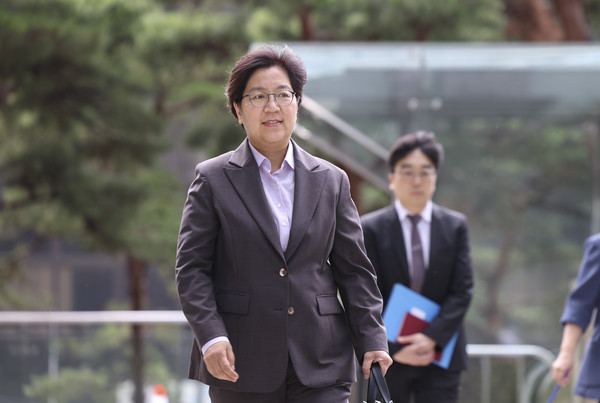 정은경 보건복지부 장관 후보자가 30일 서울 중구 T타워에 마련된 후보자 사무실로 출근하고 있다. 2025.06.30.