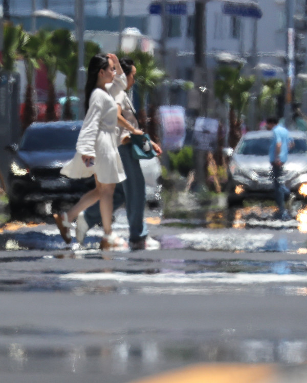 올해 첫 폭염특보가 발효되는 등 무더운 날씨를 보인 29일 오후 제주시 건입동 도로 위로 아지랑이가 피어오르고 있다. 기상청에 따르면 당분간 폭염특보가 발표된 제주도북부, 동부, 중산간을 중심으로 뜨겁고 습한 남풍류가 유입돼 무더운 날씨가 이어질 것으로 전망된다. 2025.06.29.