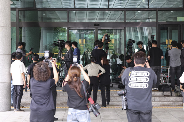 윤석열 전 대통령이 내란 특검의 2차 소환 조사에 불출석한 가운데 1일 서울 서초구 서울고등검찰청에 취재진들이 대기하고 있다. 2025.07.01.