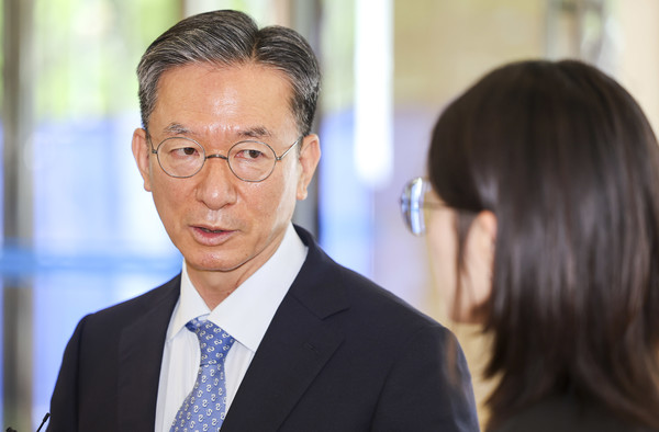 정성호 법무부장관 후보자가 1일 오전 서울 종로구 적선현대빌딩에 마련된 인사청문회 준비 집무실로 출근하며 취재진 질의에 답하고 있다. 2025.07.01.