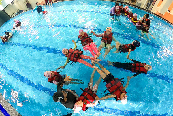 세월호 참사 11주기를 하루 앞둔 15일 오후 제주시 과원로의 한 실내 수영장에서 해오름어린이집 원아 만3~5세 어린이들이 제주해양경찰서 소속 대원들에게 생존수영을 배우고 있다. 2025.04.15.