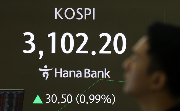 코스피가 전 거래일(3071.7)보다 17.94포인트(0.58%) 오른 3089.64에 거래를 시작했다. 코스피는 오전 9시 10분 기준 4거래일 만에 3100선을 회복했다. 1일 오전 서울 중구 하나은행 딜링룸에서 딜러가 업무를 수행하고 있다. 2025.07.01.