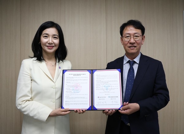 ▲ 서울시여성가족재단 대표 박정숙(왼쪽)/ 서부교육지원청 교육장 주석표(오른쪽). 출처:서울시여성가족재단