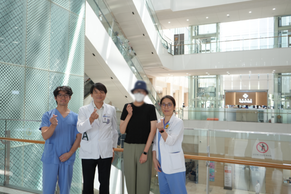 수술 후 건강을 되찾은 환자(오른쪽 두 번째)가 인제대학교 해운대백병원 정원범 교수, 김일환 교수, 정보현 교수(왼쪽부터)와 함께 기념촬영을 하고 있다.