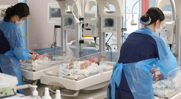 통계청이 28일 발표한 '2025년 3월 인구동향'에 따르면, 올해 1~3월 출생아 수는 6만5022명으로 지난해 같은 기간(6만568명)보다 4451명(7.4%) 늘었다. 이는 2022년 1분기(6만8339명) 이후 최대치다. 특히 이 출생아수 증가율(7.4%)은 1981년 관련 통계 작성 이래 가장 높은 수준(1분기 기준)이다. 혼인 증가 및 결혼·출산에 대한 긍정적 인식 변화 등이 출생 반등 흐름을 견인한 것으로 풀이된다. 이날 경기도 고양시 CHA의과학대학교 일산차병원 신생아실에서 간호사들이 신생아들을 돌보고 있다. 있다. 2025.05.28.