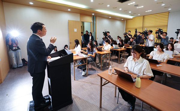 정민영 순직해병 특검보가 2일 오전 서울 서초구에 마련된 특검 사무실에서 브리핑을 하고 있다. 2025.07.02.