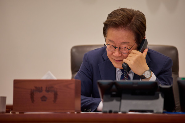 이재명 대통령이 1일 서울 용산구 대통령실 청사 집무실에서 크리스토퍼 럭슨 뉴질랜드 총리와 통화를 하고 있다. (사진=대통령실 제공) 2025.07.01.