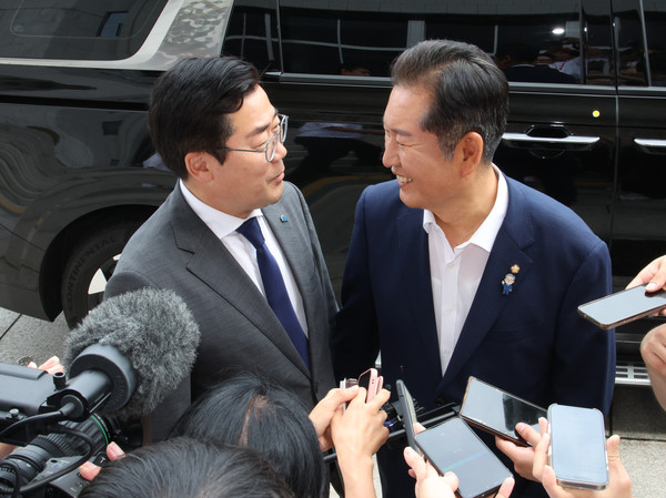 더불어민주당 당대표 선거에 출마한 정청래(오른쪽), 박찬대 의원이 2일 오후 서울 여의도 국회에서 열린 검찰개혁 토론회를 마치고 대화하고 있다. 2025.07.02.