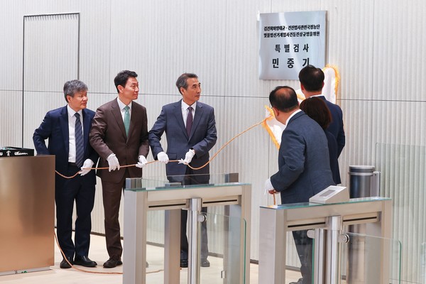 윤석열 전 대통령의 부인 김건희 여사 의혹 관련 사건을 맡은 민중기 특별검사를 비롯한 특검보들이 2일 오전 서울 종로구 KT광화문빌딩 웨스트에 마련된 특검 사무실에서 현판 제막을 하고 있다. 왼쪽부터 문홍주·박상진 특검보, 민중기 특검, 김형근·오정희 특검보, 홍지항 지원단장. (공동취재) 2025.07.02