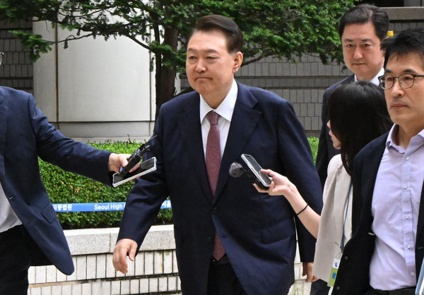 윤석열 전 대통령이 3일 서울 서초구 서울중앙지방법원에서 열린 내란 우두머리 혐의·직권남용 권리행사 방해 혐의 사건 9차 공판에 출석하고 있다. 2025.07.03 / 사진=[사진공동취재단]