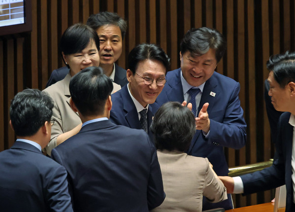 김민석 국무총리 후보자가 3일 서울 여의도 국회에서 열린 제426회 국회(임시회) 제4차 본회의에서 총리 임명동의안이 가결된 후 의원들의 축하를 받고 있다. 2025.06.24
